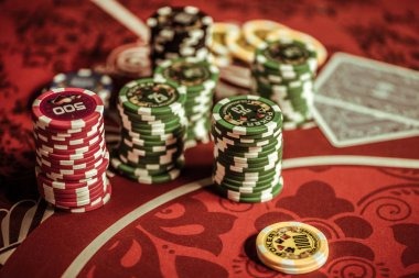 mistik lama mobile app interface showing live casino tables and sportsbook markets